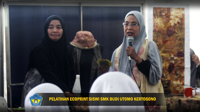 ROCHAIMI LATIH ECOPRINT DI SISWI SMK BUDI UTOMO KERTOSONO